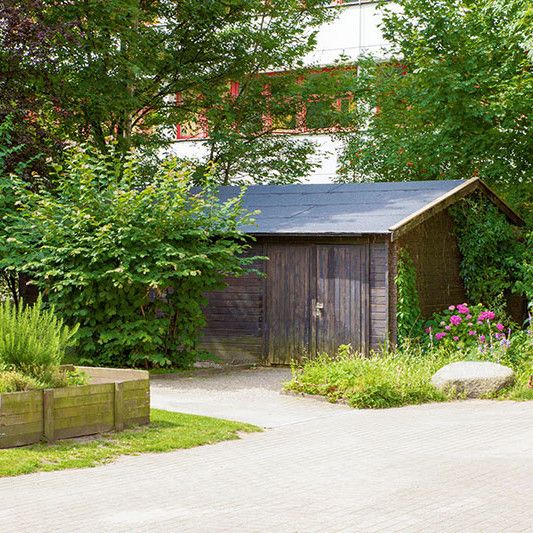 Direkt neben dem Gartenhäusschen findet man unser Kräuterbeet